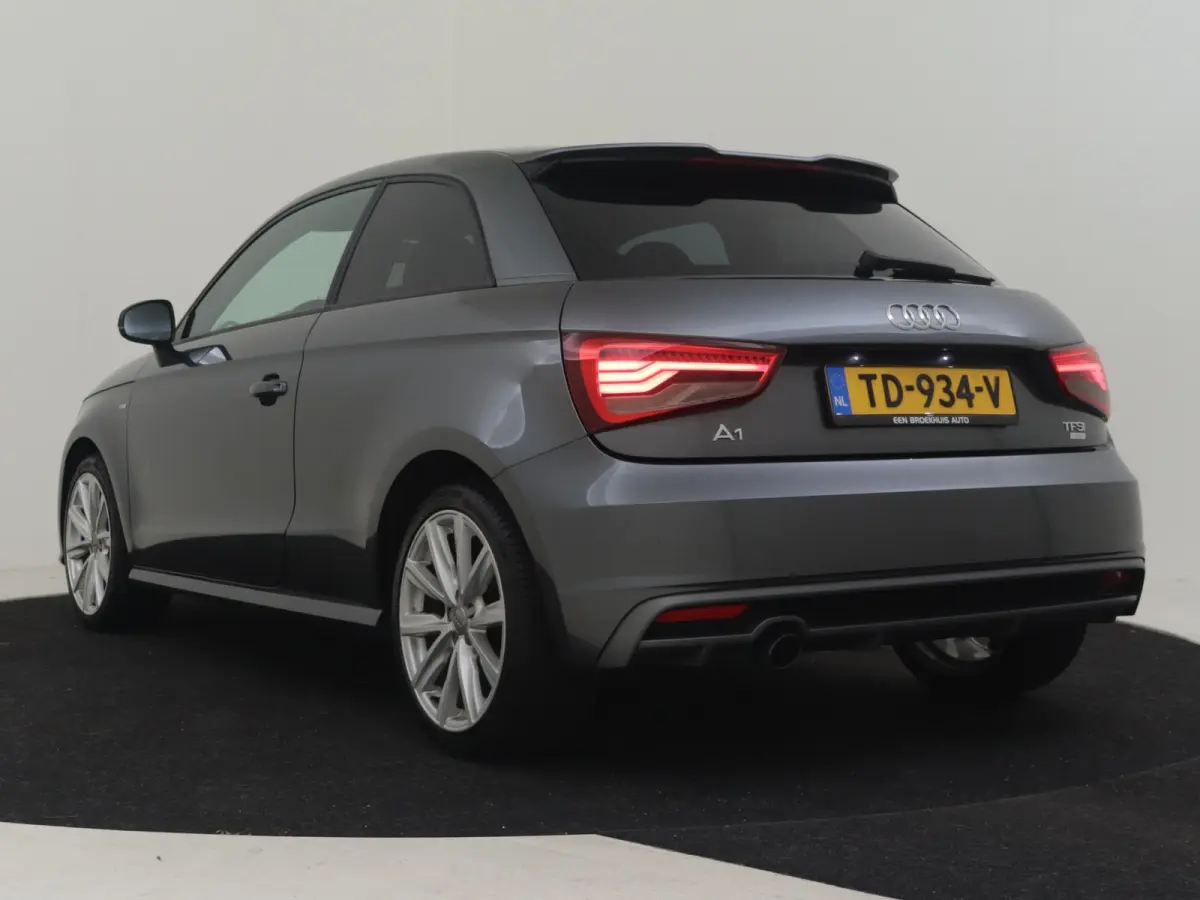1.0 TFSI Advance Sport 95pk AUTO S-line int&exterieur | Navigatie | Cruise control | Privacy glass | Bi-xenon koplampen | Airco | Half leder/stof bekleding | 17"LMV