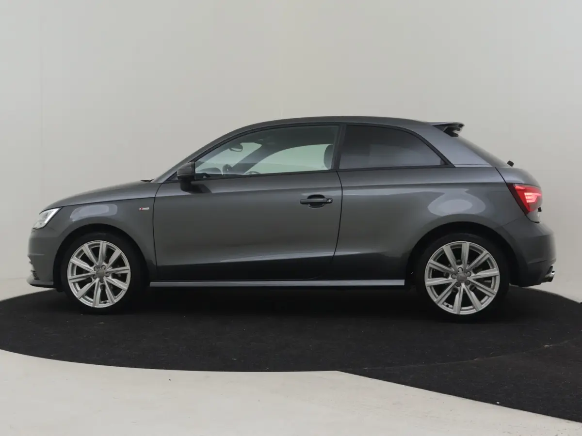 1.0 TFSI Advance Sport 95pk AUTO S-line int&exterieur | Navigatie | Cruise control | Privacy glass | Bi-xenon koplampen | Airco | Half leder/stof bekleding | 17"LMV