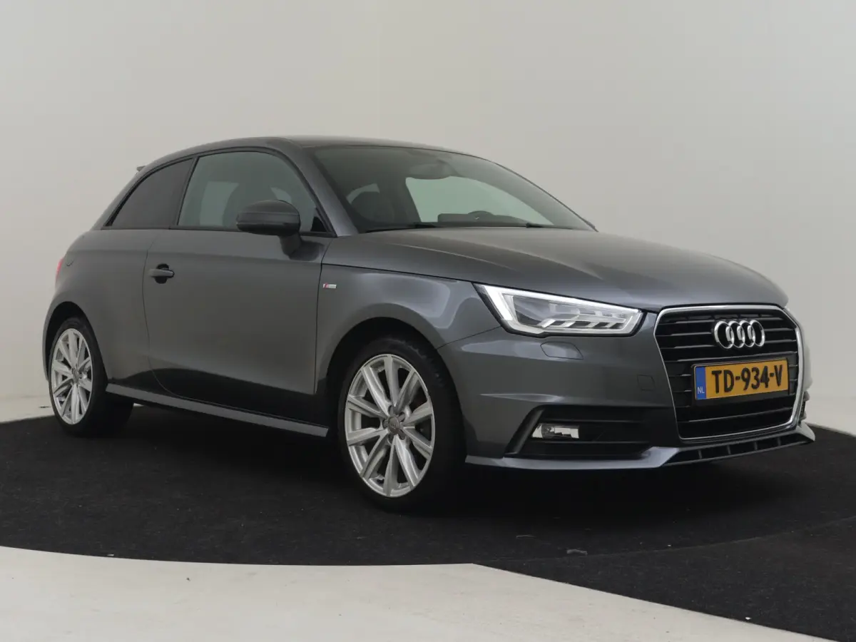 1.0 TFSI Advance Sport 95pk AUTO S-line int&exterieur | Navigatie | Cruise control | Privacy glass | Bi-xenon koplampen | Airco | Half leder/stof bekleding | 17"LMV