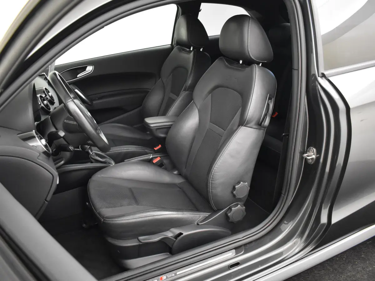 1.0 TFSI Advance Sport 95pk AUTO S-line int&exterieur | Navigatie | Cruise control | Privacy glass | Bi-xenon koplampen | Airco | Half leder/stof bekleding | 17"LMV