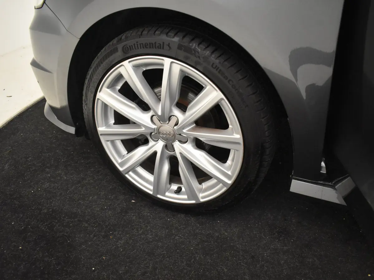 1.0 TFSI Advance Sport 95pk AUTO S-line int&exterieur | Navigatie | Cruise control | Privacy glass | Bi-xenon koplampen | Airco | Half leder/stof bekleding | 17"LMV