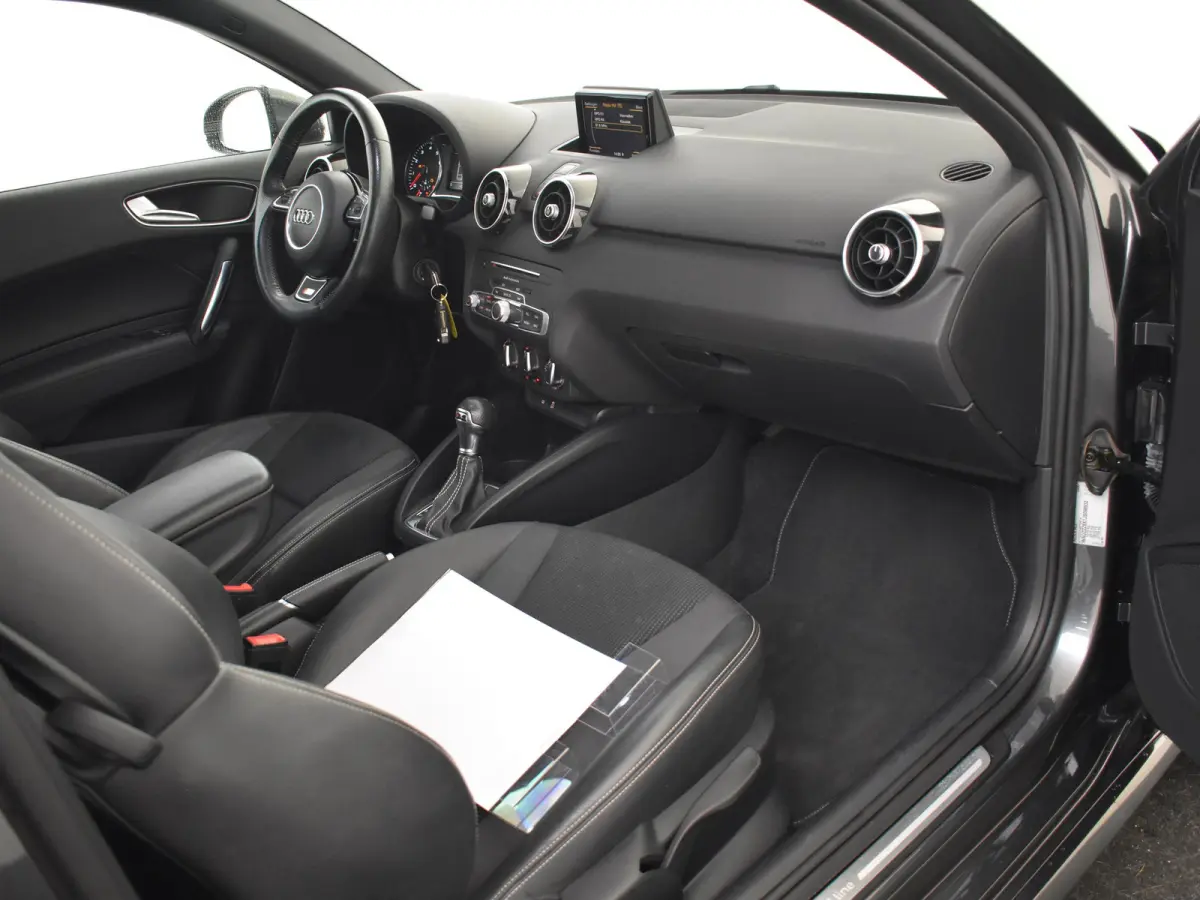 1.0 TFSI Advance Sport 95pk AUTO S-line int&exterieur | Navigatie | Cruise control | Privacy glass | Bi-xenon koplampen | Airco | Half leder/stof bekleding | 17"LMV