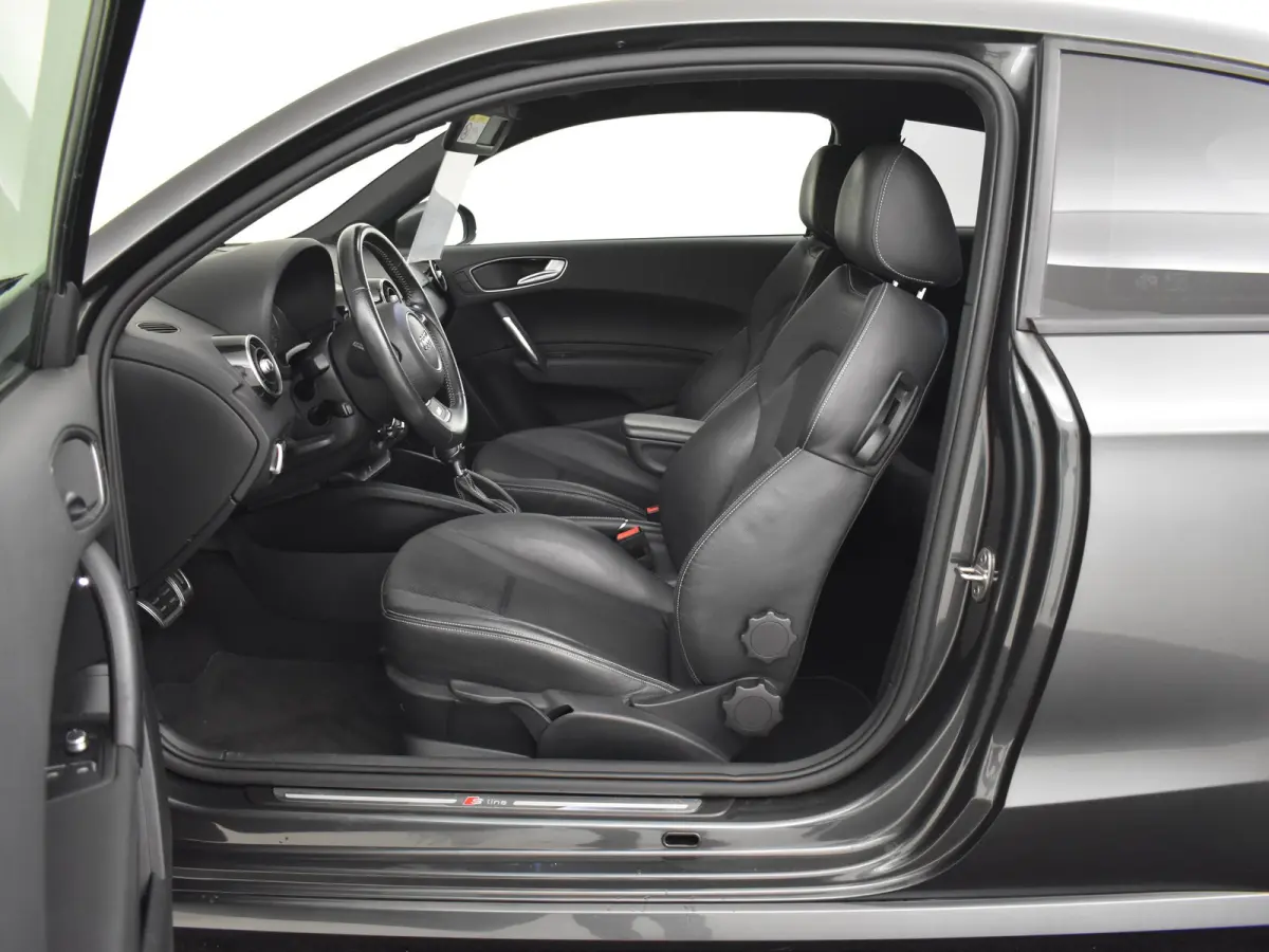 1.0 TFSI Advance Sport 95pk AUTO S-line int&exterieur | Navigatie | Cruise control | Privacy glass | Bi-xenon koplampen | Airco | Half leder/stof bekleding | 17"LMV