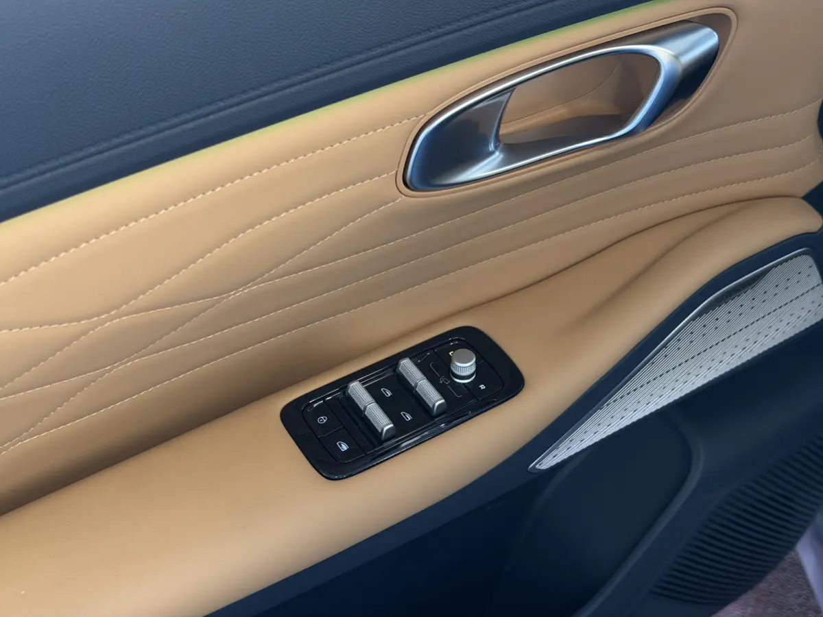 MAX+ PHEV LONG RANGE | BRUIN LEER | 29,8 kWh ACCU | 136 KM WLTP | PANORAMADAK | STOELVERWARMING/KOELING | LEER | MET MASSAGE Geely Wijchen