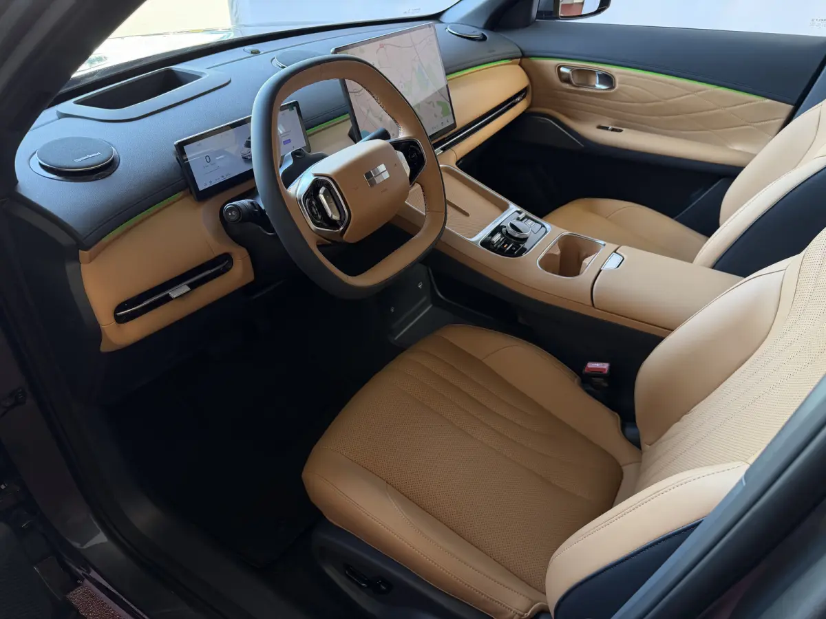MAX+ PHEV LONG RANGE | BRUIN LEER | 29,8 kWh ACCU | 136 KM WLTP | PANORAMADAK | STOELVERWARMING/KOELING | LEER | MET MASSAGE Geely Wijchen
