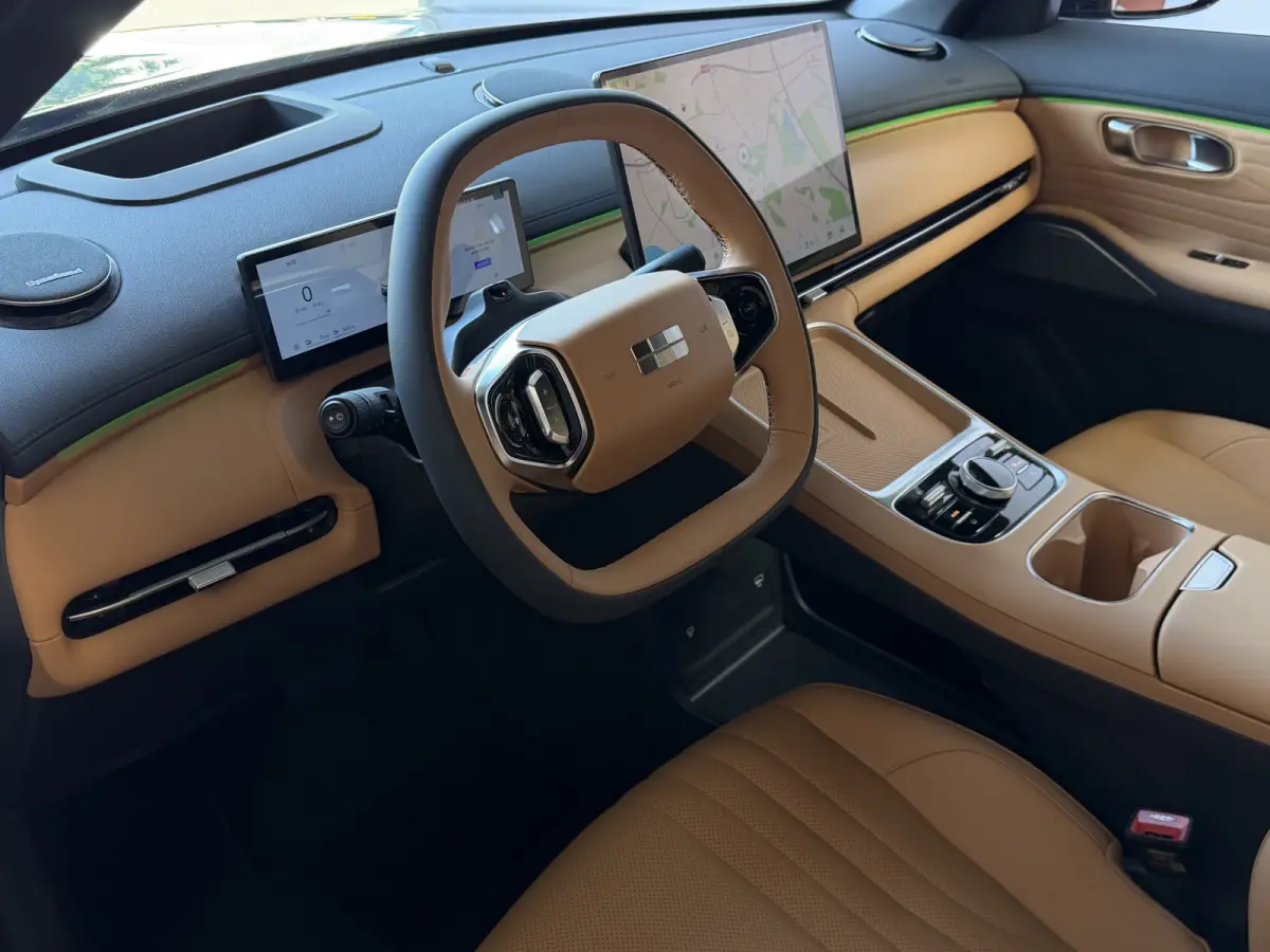 MAX+ PHEV LONG RANGE | BRUIN LEER | 29,8 kWh ACCU | 136 KM WLTP | PANORAMADAK | STOELVERWARMING/KOELING | LEER | MET MASSAGE Geely Wijchen