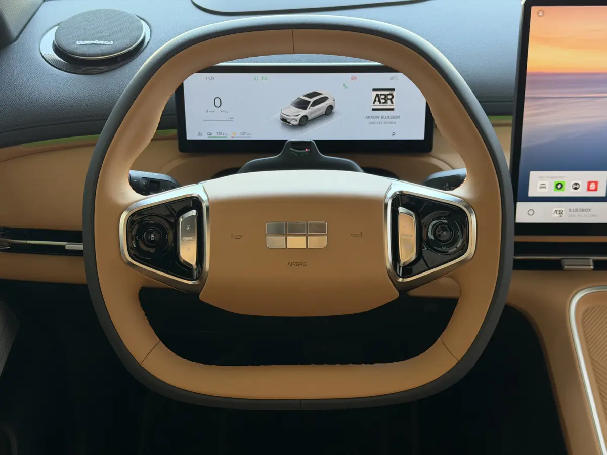 MAX+ PHEV LONG RANGE | BRUIN LEER | 29,8 kWh ACCU | 136 KM WLTP | PANORAMADAK | STOELVERWARMING/KOELING | LEER | MET MASSAGE Geely Wijchen