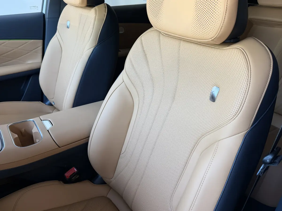 MAX+ PHEV LONG RANGE | BRUIN LEER | 29,8 kWh ACCU | 136 KM WLTP | PANORAMADAK | STOELVERWARMING/KOELING | LEER | MET MASSAGE Geely Wijchen