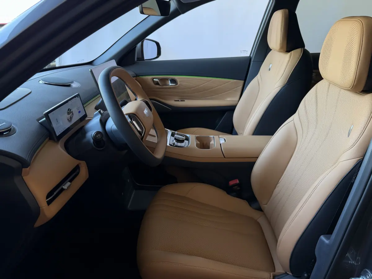 MAX+ PHEV LONG RANGE | BRUIN LEER | 29,8 kWh ACCU | 136 KM WLTP | PANORAMADAK | STOELVERWARMING/KOELING | LEER | MET MASSAGE Geely Wijchen