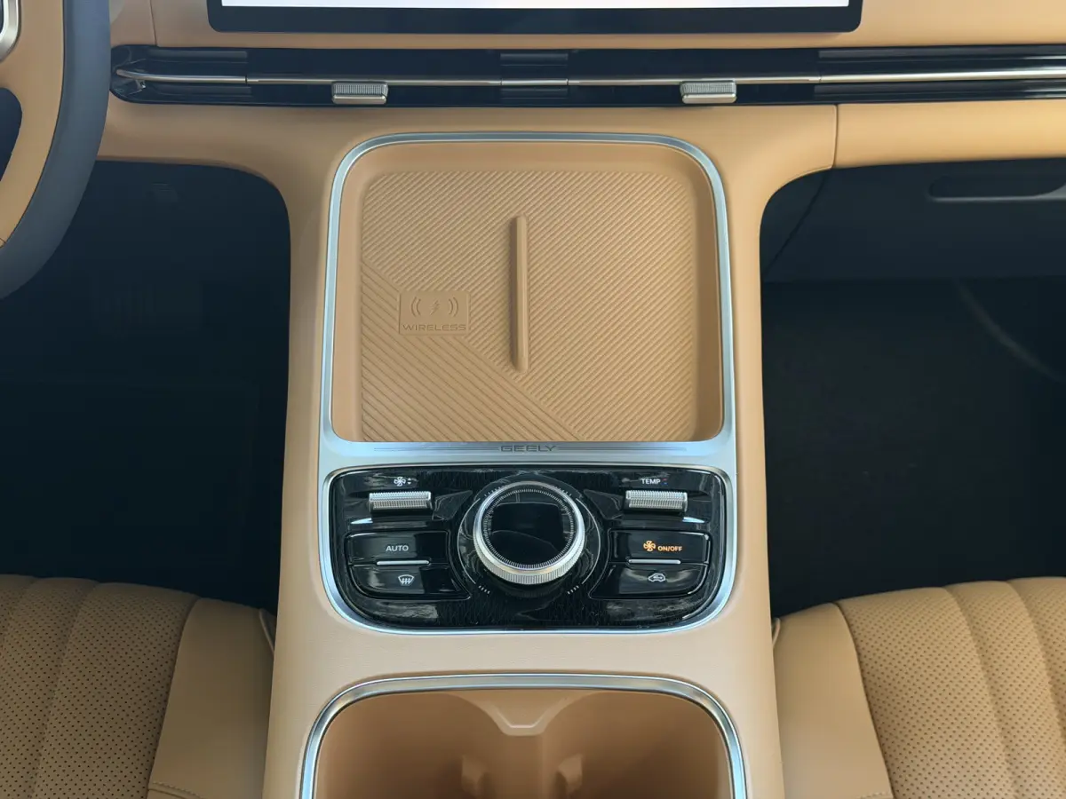 MAX+ PHEV LONG RANGE | BRUIN LEER | 29,8 kWh ACCU | 136 KM WLTP | PANORAMADAK | STOELVERWARMING/KOELING | LEER | MET MASSAGE Geely Wijchen