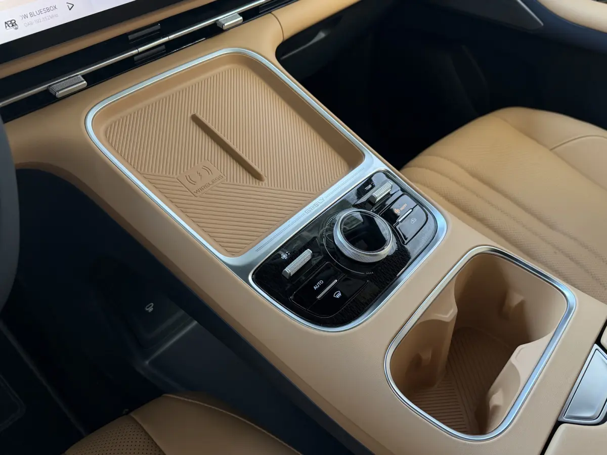 MAX+ PHEV LONG RANGE | BRUIN LEER | 29,8 kWh ACCU | 136 KM WLTP | PANORAMADAK | STOELVERWARMING/KOELING | LEER | MET MASSAGE Geely Wijchen