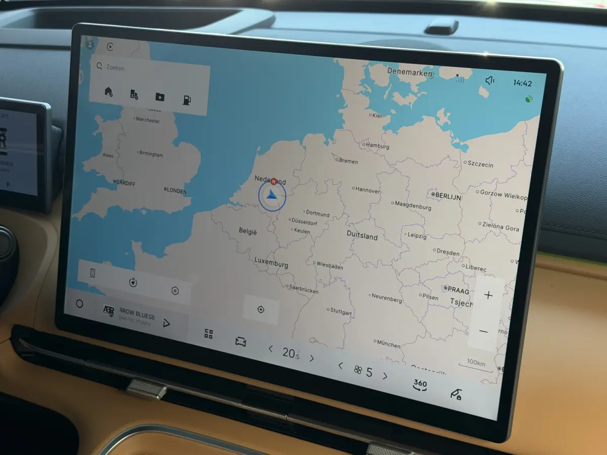 MAX+ PHEV LONG RANGE | BRUIN LEER | 29,8 kWh ACCU | 136 KM WLTP | PANORAMADAK | STOELVERWARMING/KOELING | LEER | MET MASSAGE Geely Wijchen