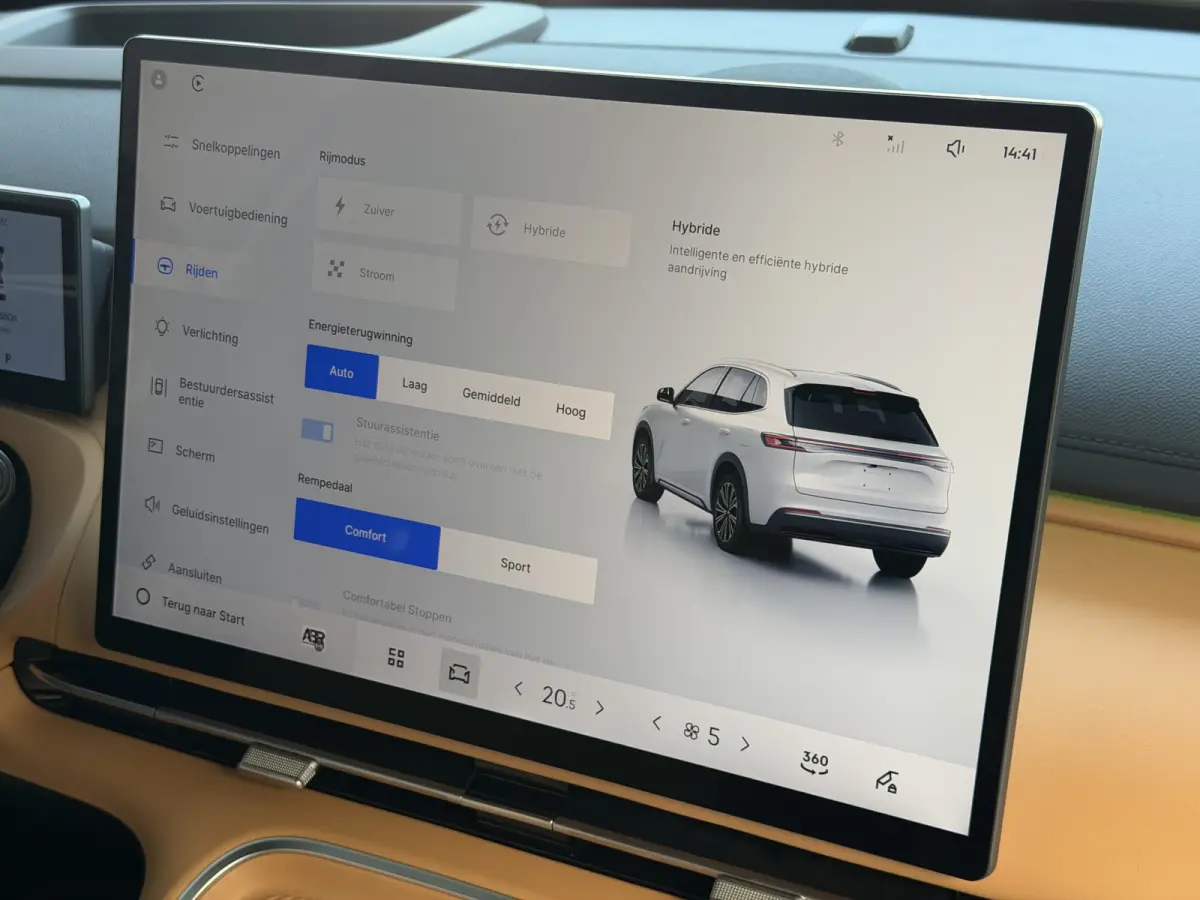MAX+ PHEV LONG RANGE | BRUIN LEER | 29,8 kWh ACCU | 136 KM WLTP | PANORAMADAK | STOELVERWARMING/KOELING | LEER | MET MASSAGE Geely Wijchen