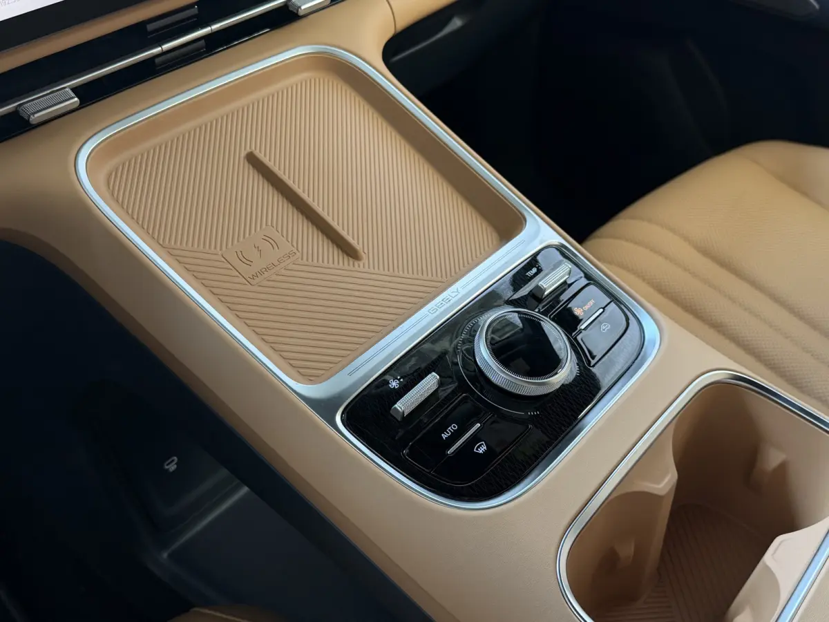MAX+ PHEV LONG RANGE | BRUIN LEER | 29,8 kWh ACCU | 136 KM WLTP | PANORAMADAK | STOELVERWARMING/KOELING | LEER | MET MASSAGE Geely Wijchen
