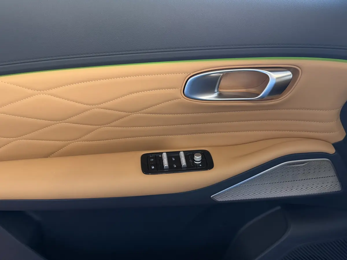 MAX+ PHEV LONG RANGE | BRUIN LEER | 29,8 kWh ACCU | 136 KM WLTP | PANORAMADAK | STOELVERWARMING/KOELING | LEER | MET MASSAGE Geely Wijchen