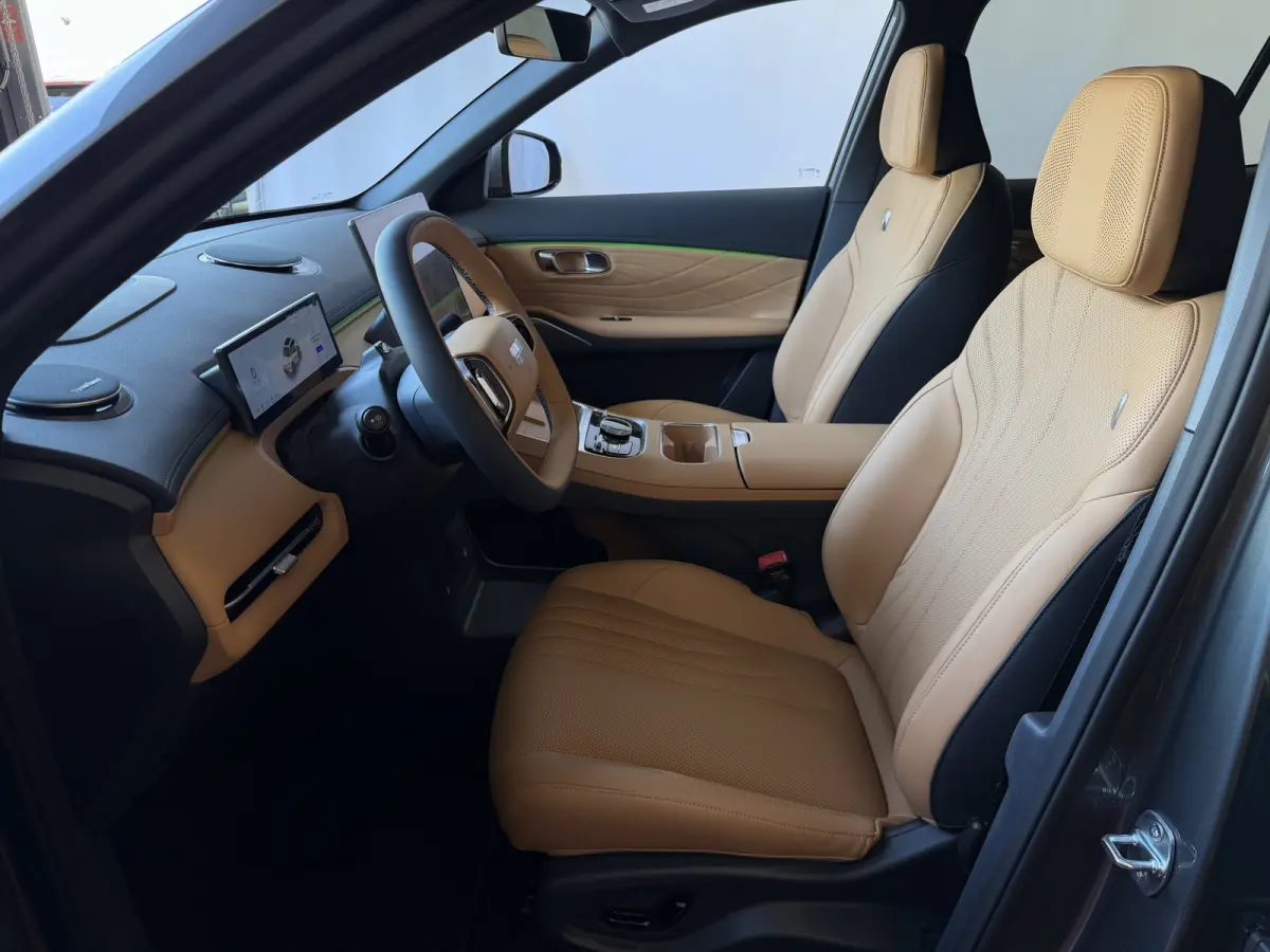 MAX+ PHEV LONG RANGE | BRUIN LEER | 29,8 kWh ACCU | 136 KM WLTP | PANORAMADAK | STOELVERWARMING/KOELING | LEER | MET MASSAGE Geely Wijchen