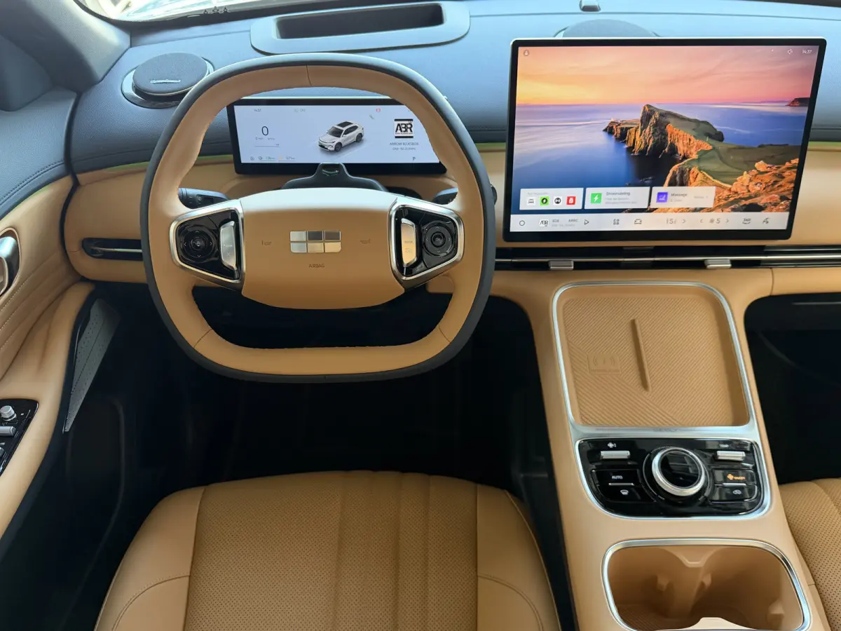 MAX+ PHEV LONG RANGE | BRUIN LEER | 29,8 kWh ACCU | 136 KM WLTP | PANORAMADAK | STOELVERWARMING/KOELING | LEER | MET MASSAGE Geely Wijchen