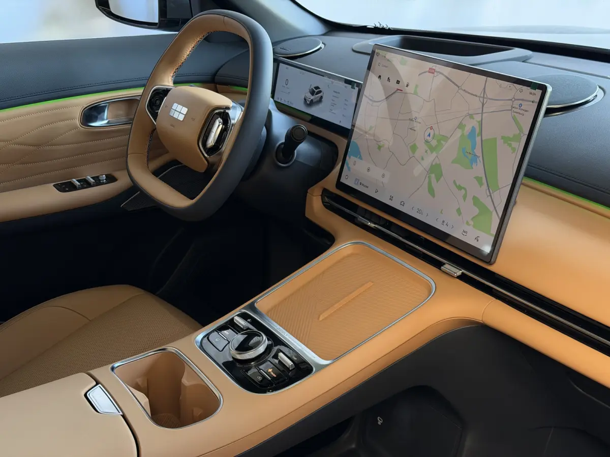 MAX+ PHEV LONG RANGE | BRUIN LEER | 29,8 kWh ACCU | 136 KM WLTP | PANORAMADAK | STOELVERWARMING/KOELING | LEER | MET MASSAGE Geely Wijchen