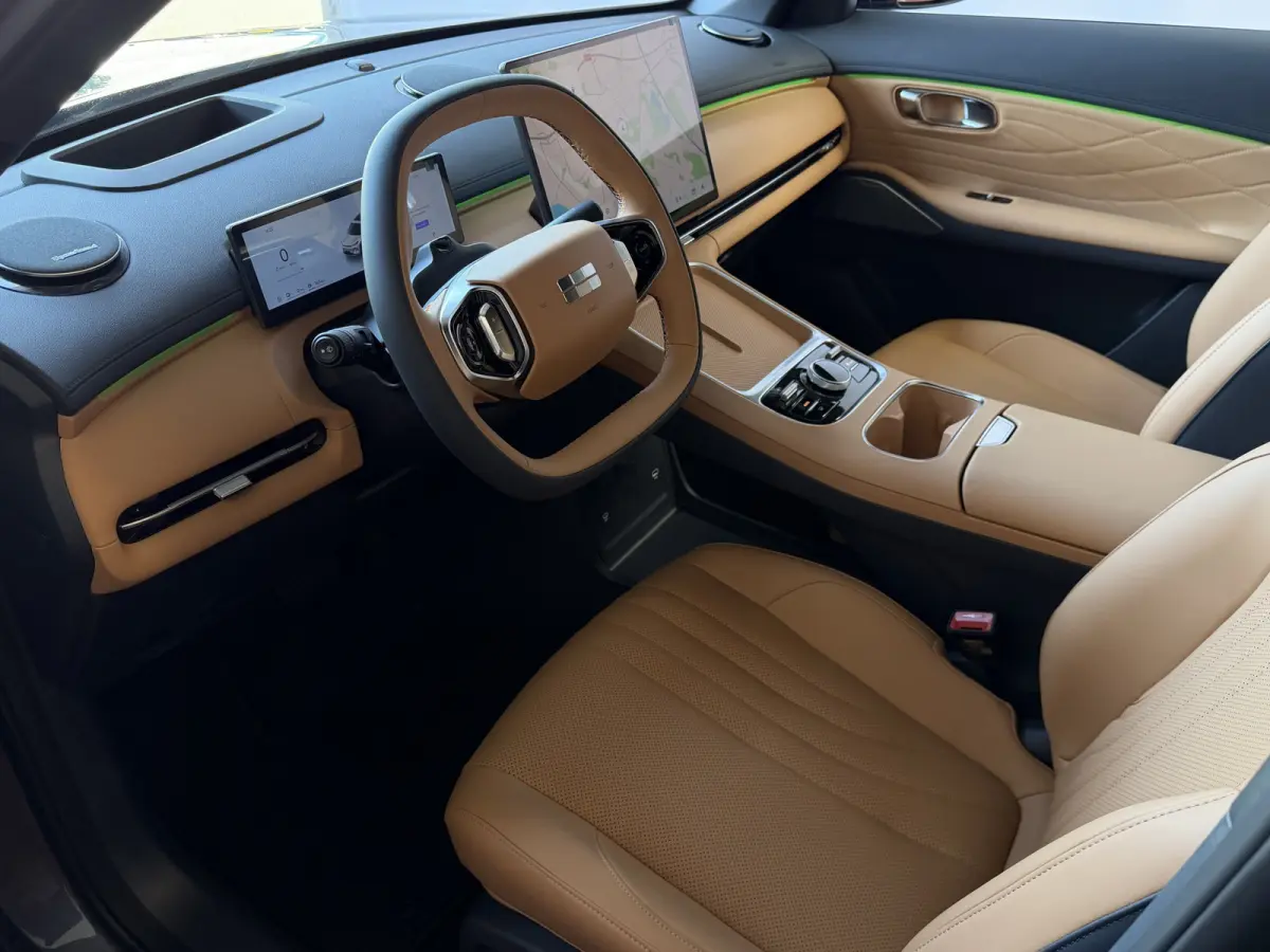 MAX+ PHEV LONG RANGE | BRUIN LEER | 29,8 kWh ACCU | 136 KM WLTP | PANORAMADAK | STOELVERWARMING/KOELING | LEER | MET MASSAGE Geely Wijchen