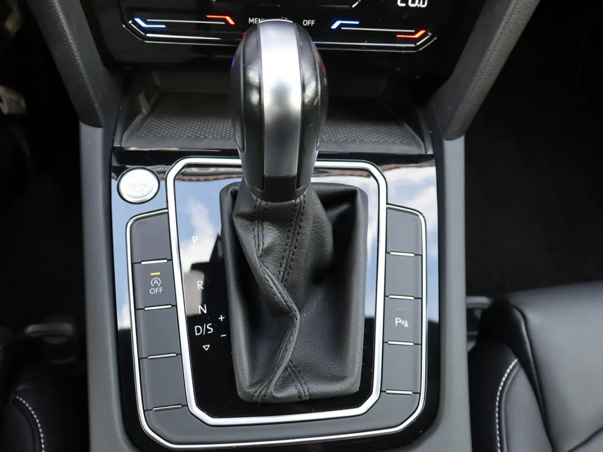 1.5 TSI R-Line Business + NL-auto NAP LEER TREKHAAK I 1ste eig. I 2X R-line I Keyless I  I 17" I Virtual I Camera I Leer I Trekhaak I Winterpakket I