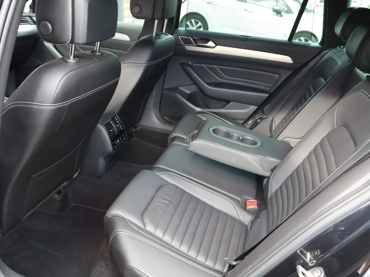 1.5 TSI R-Line Business + NL-auto NAP LEER TREKHAAK I 1ste eig. I 2X R-line I Keyless I  I 17" I Virtual I Camera I Leer I Trekhaak I Winterpakket I