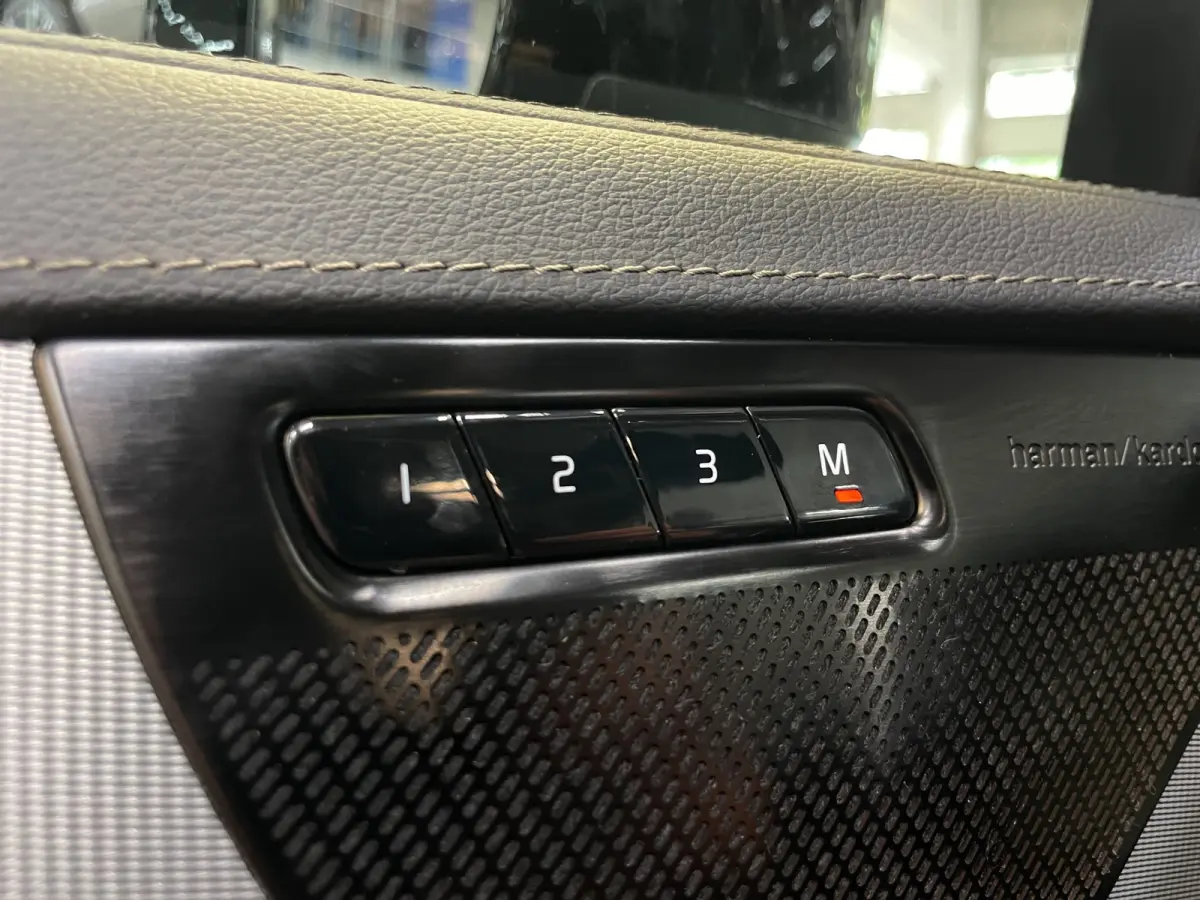 2.0 T8 Recharge AWD Ultimate Dark | Trekhaak | Head-up | Harman/Kardon | Memory