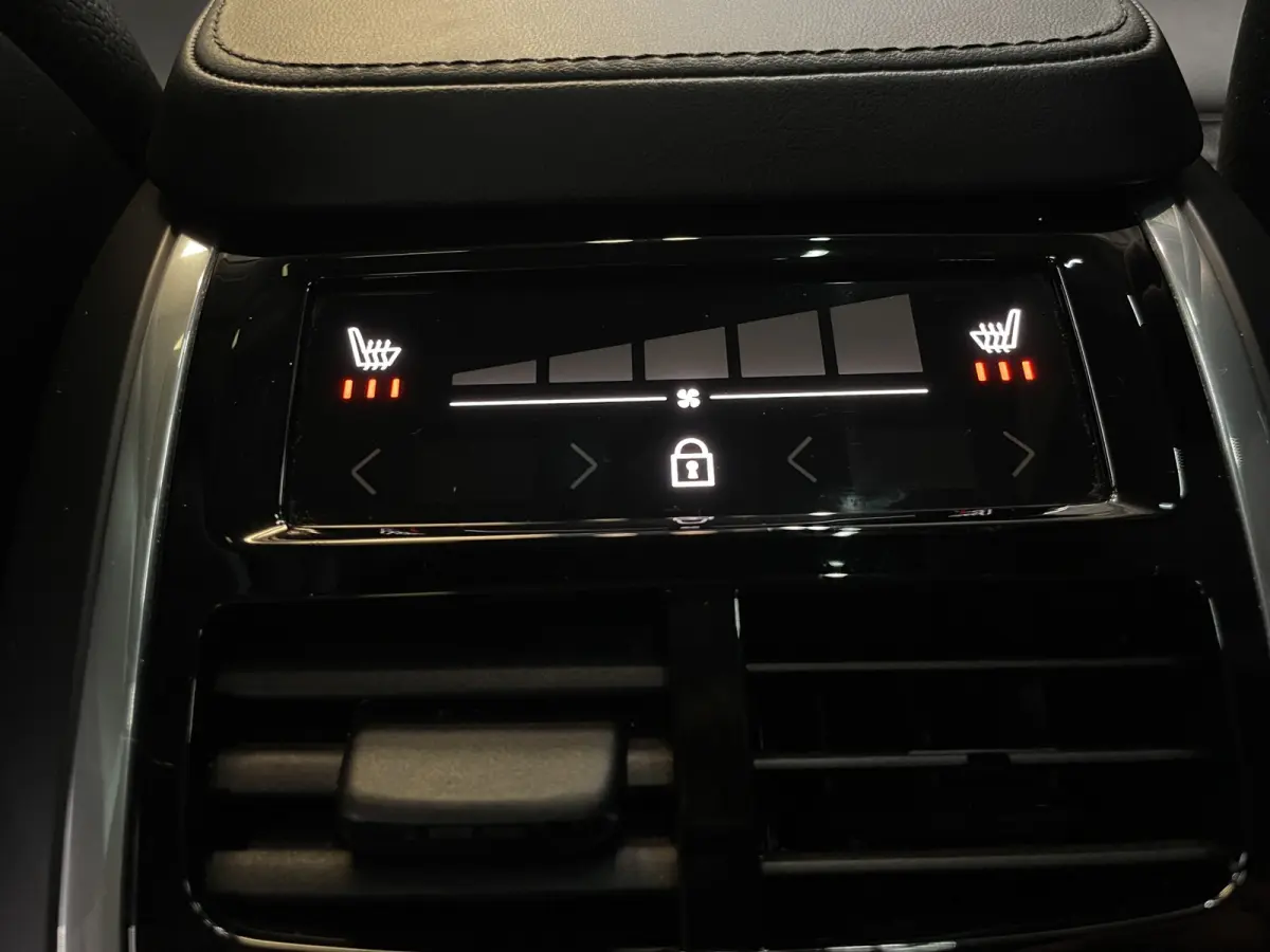 2.0 T8 Recharge AWD Ultimate Dark | Trekhaak | Head-up | Harman/Kardon | Memory