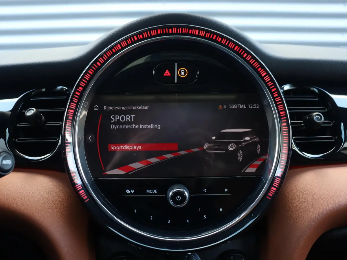 Cooper | Camden Edition + Panodak + Apple Carplay + Sportstoelen + Camera + Comfort Access + LED + Verwarmd Stuurwiel + 17'' LMV