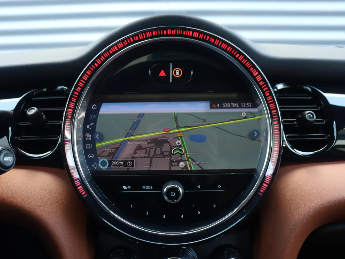 Cooper | Camden Edition + Panodak + Apple Carplay + Sportstoelen + Camera + Comfort Access + LED + Verwarmd Stuurwiel + 17'' LMV