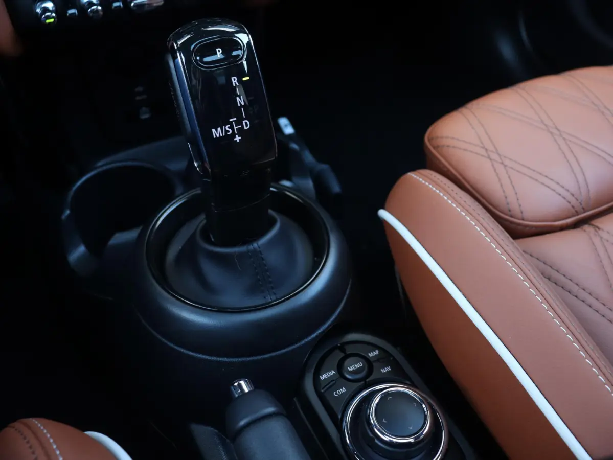 Cooper | Camden Edition + Panodak + Apple Carplay + Sportstoelen + Camera + Comfort Access + LED + Verwarmd Stuurwiel + 17'' LMV