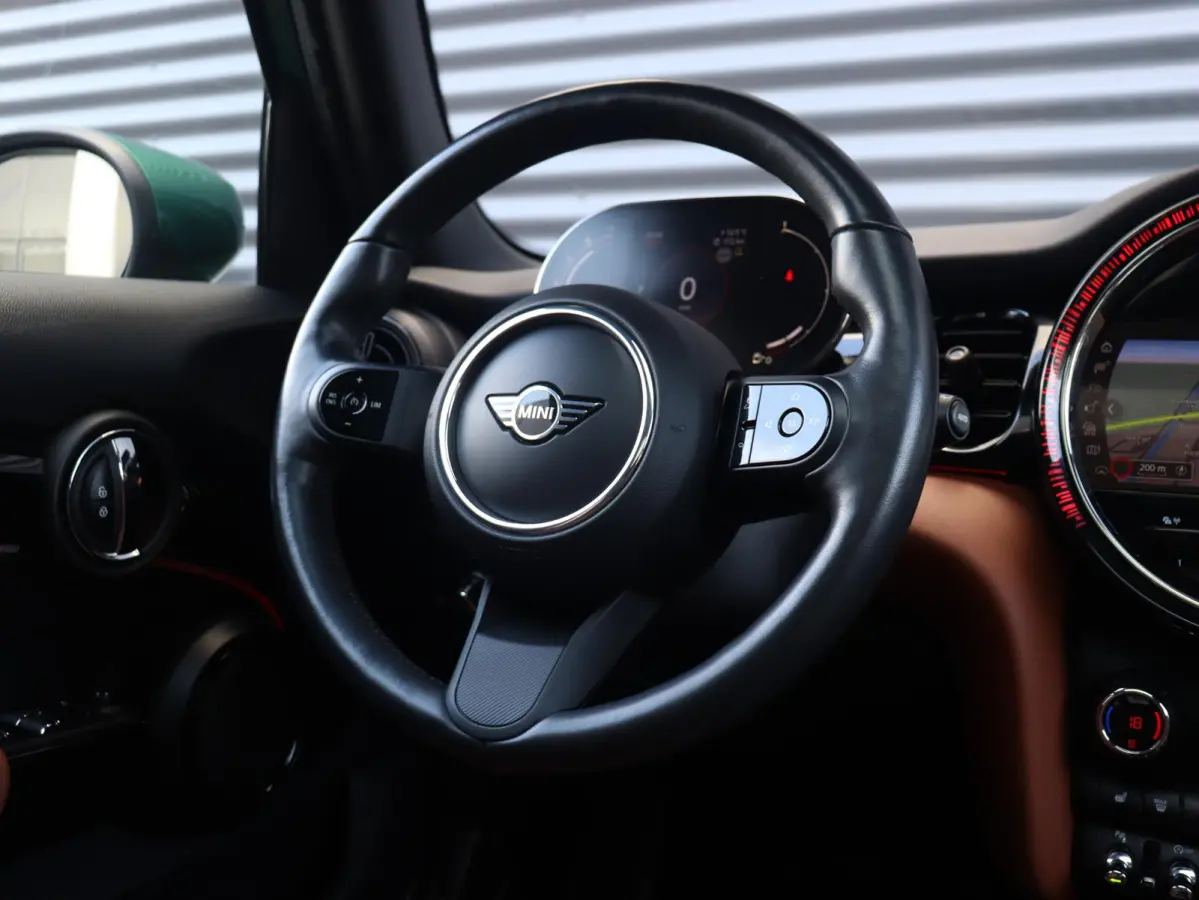 Cooper | Camden Edition + Panodak + Apple Carplay + Sportstoelen + Camera + Comfort Access + LED + Verwarmd Stuurwiel + 17'' LMV