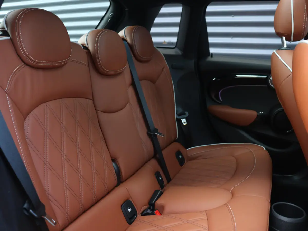 Cooper | Camden Edition + Panodak + Apple Carplay + Sportstoelen + Camera + Comfort Access + LED + Verwarmd Stuurwiel + 17'' LMV