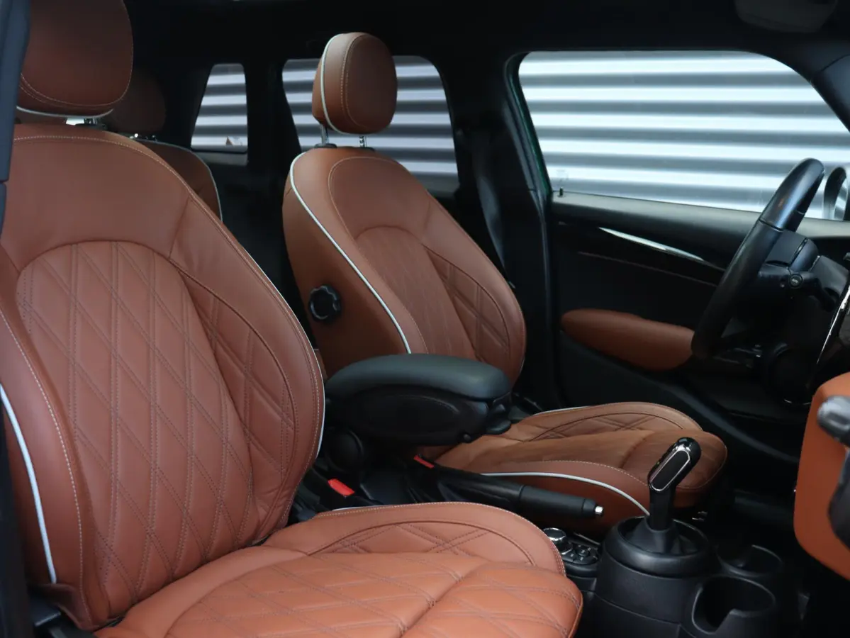 Cooper | Camden Edition + Panodak + Apple Carplay + Sportstoelen + Camera + Comfort Access + LED + Verwarmd Stuurwiel + 17'' LMV