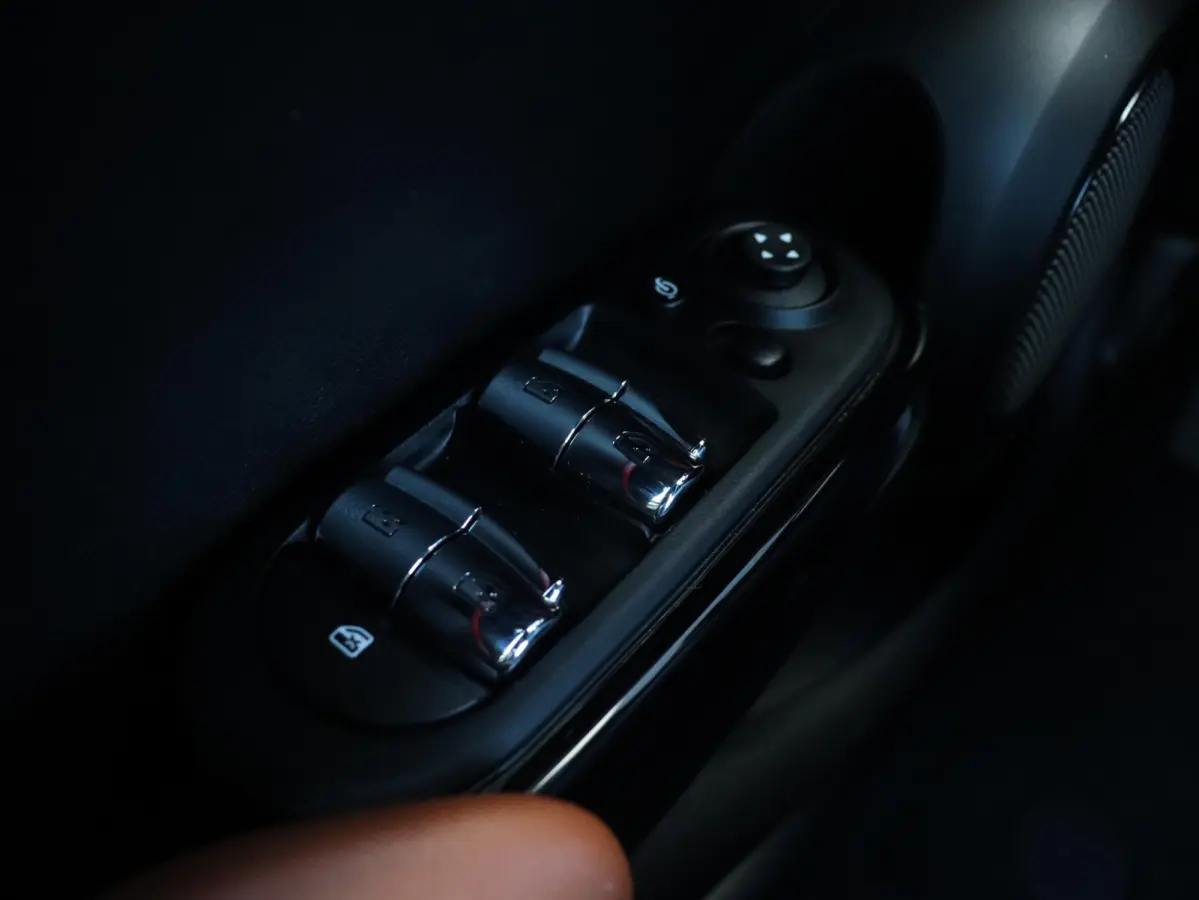 Cooper | Camden Edition + Panodak + Apple Carplay + Sportstoelen + Camera + Comfort Access + LED + Verwarmd Stuurwiel + 17'' LMV