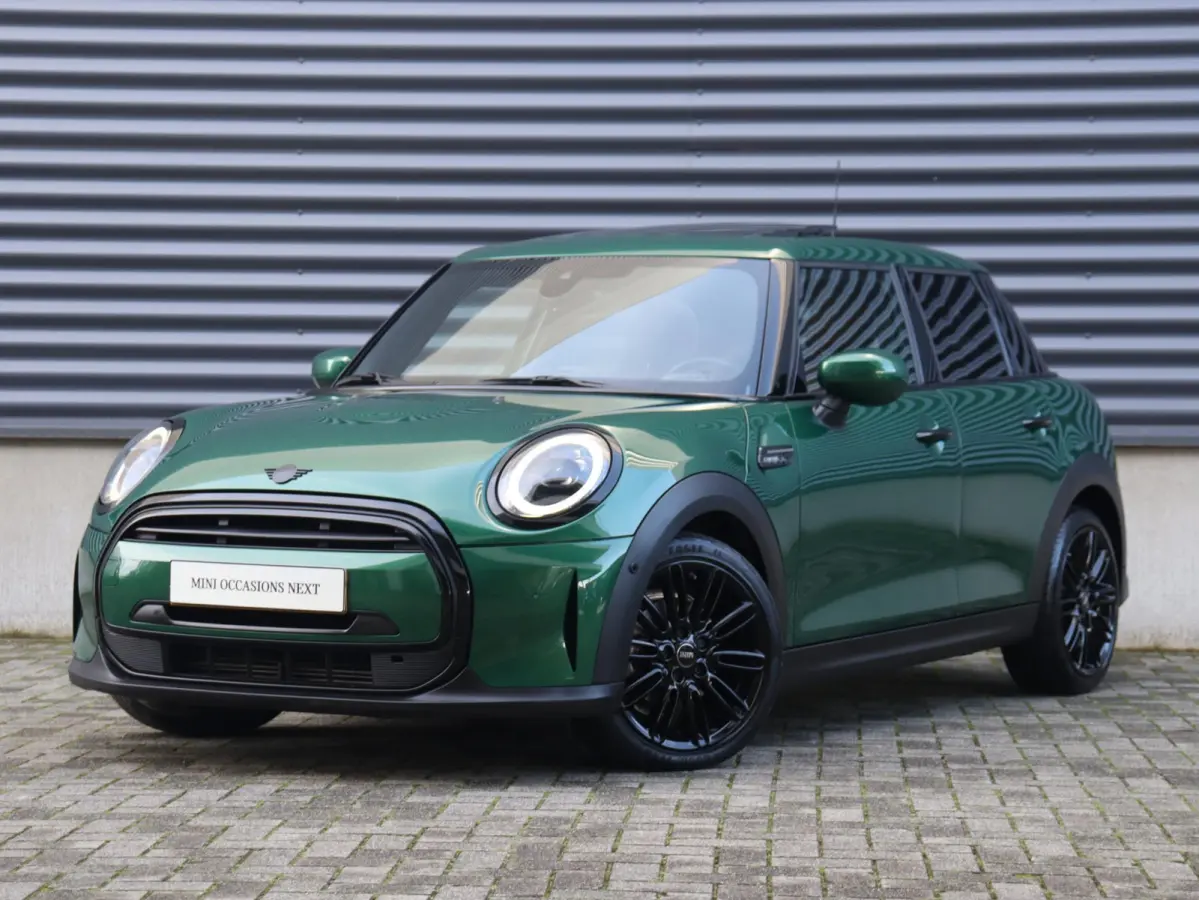 Cooper | Camden Edition + Panodak + Apple Carplay + Sportstoelen + Camera + Comfort Access + LED + Verwarmd Stuurwiel + 17'' LMV