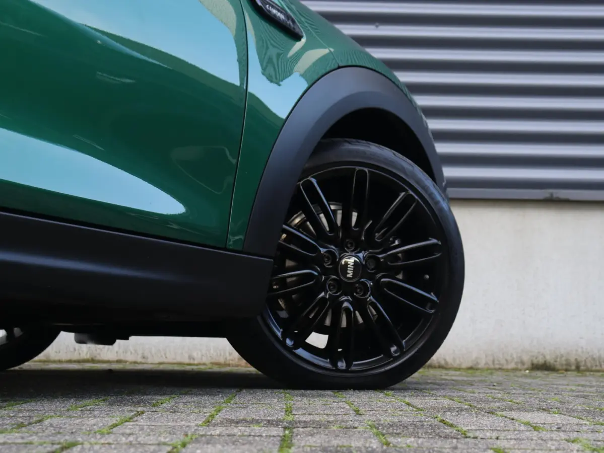 Cooper | Camden Edition + Panodak + Apple Carplay + Sportstoelen + Camera + Comfort Access + LED + Verwarmd Stuurwiel + 17'' LMV