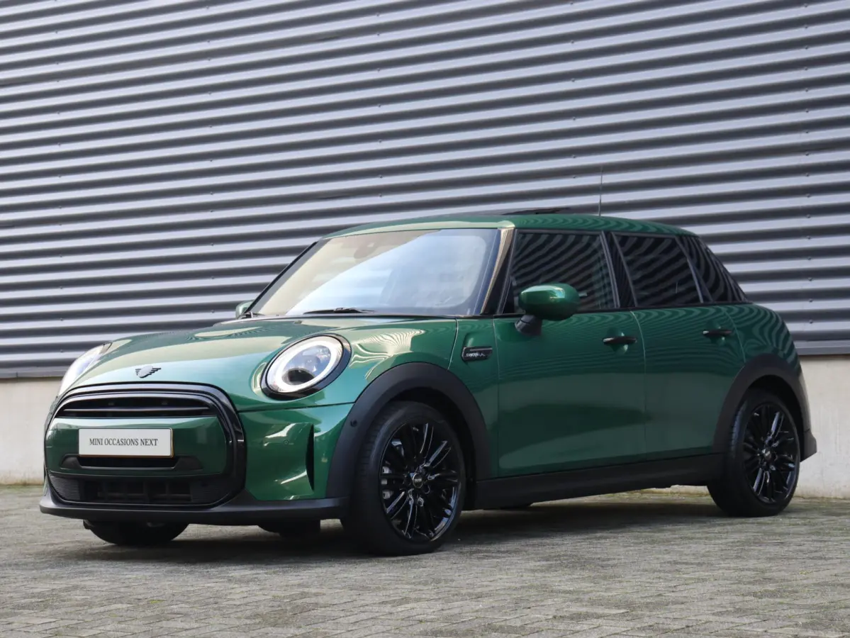 Cooper | Camden Edition + Panodak + Apple Carplay + Sportstoelen + Camera + Comfort Access + LED + Verwarmd Stuurwiel + 17'' LMV