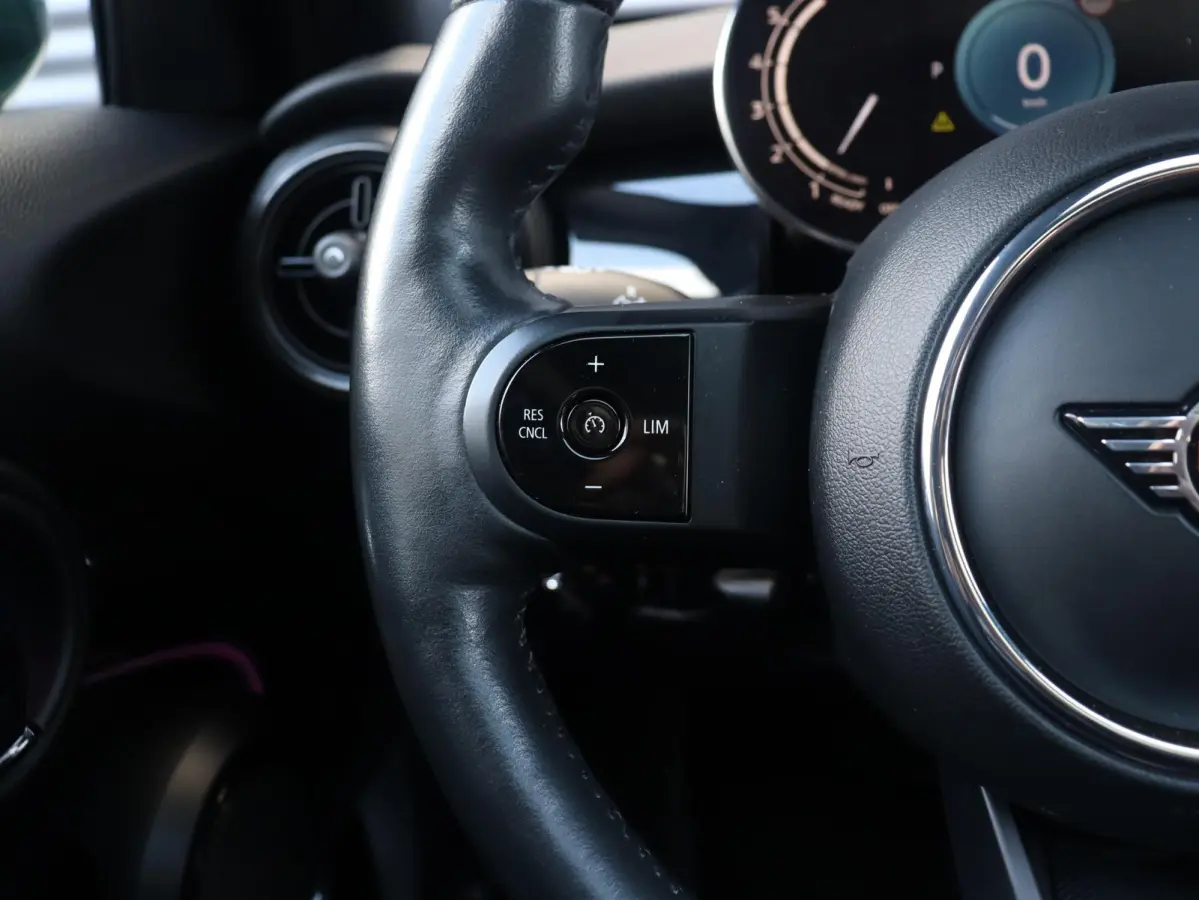 Cooper | Camden Edition + Panodak + Apple Carplay + Sportstoelen + Camera + Comfort Access + LED + Verwarmd Stuurwiel + 17'' LMV