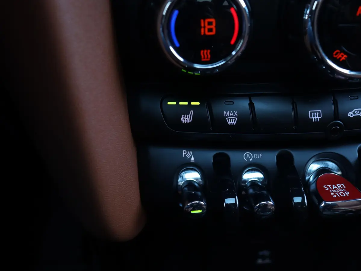 Cooper | Camden Edition + Panodak + Apple Carplay + Sportstoelen + Camera + Comfort Access + LED + Verwarmd Stuurwiel + 17'' LMV