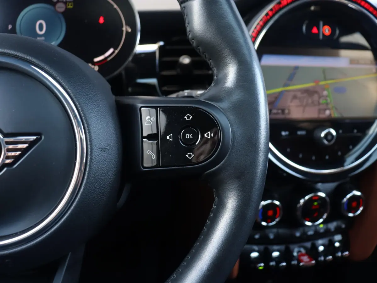 Cooper | Camden Edition + Panodak + Apple Carplay + Sportstoelen + Camera + Comfort Access + LED + Verwarmd Stuurwiel + 17'' LMV