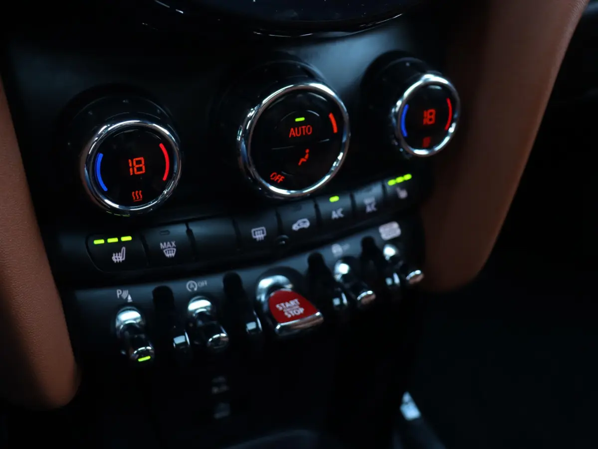 Cooper | Camden Edition + Panodak + Apple Carplay + Sportstoelen + Camera + Comfort Access + LED + Verwarmd Stuurwiel + 17'' LMV