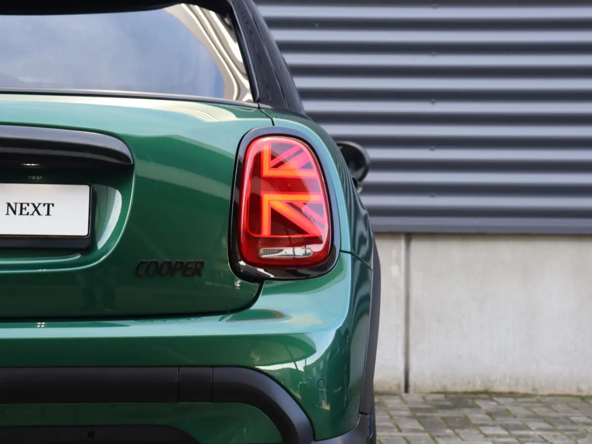 Cooper | Camden Edition + Panodak + Apple Carplay + Sportstoelen + Camera + Comfort Access + LED + Verwarmd Stuurwiel + 17'' LMV