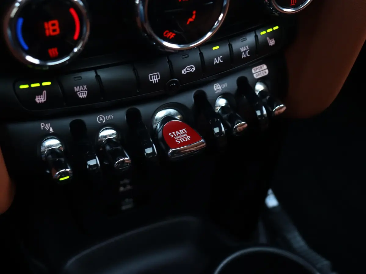 Cooper | Camden Edition + Panodak + Apple Carplay + Sportstoelen + Camera + Comfort Access + LED + Verwarmd Stuurwiel + 17'' LMV