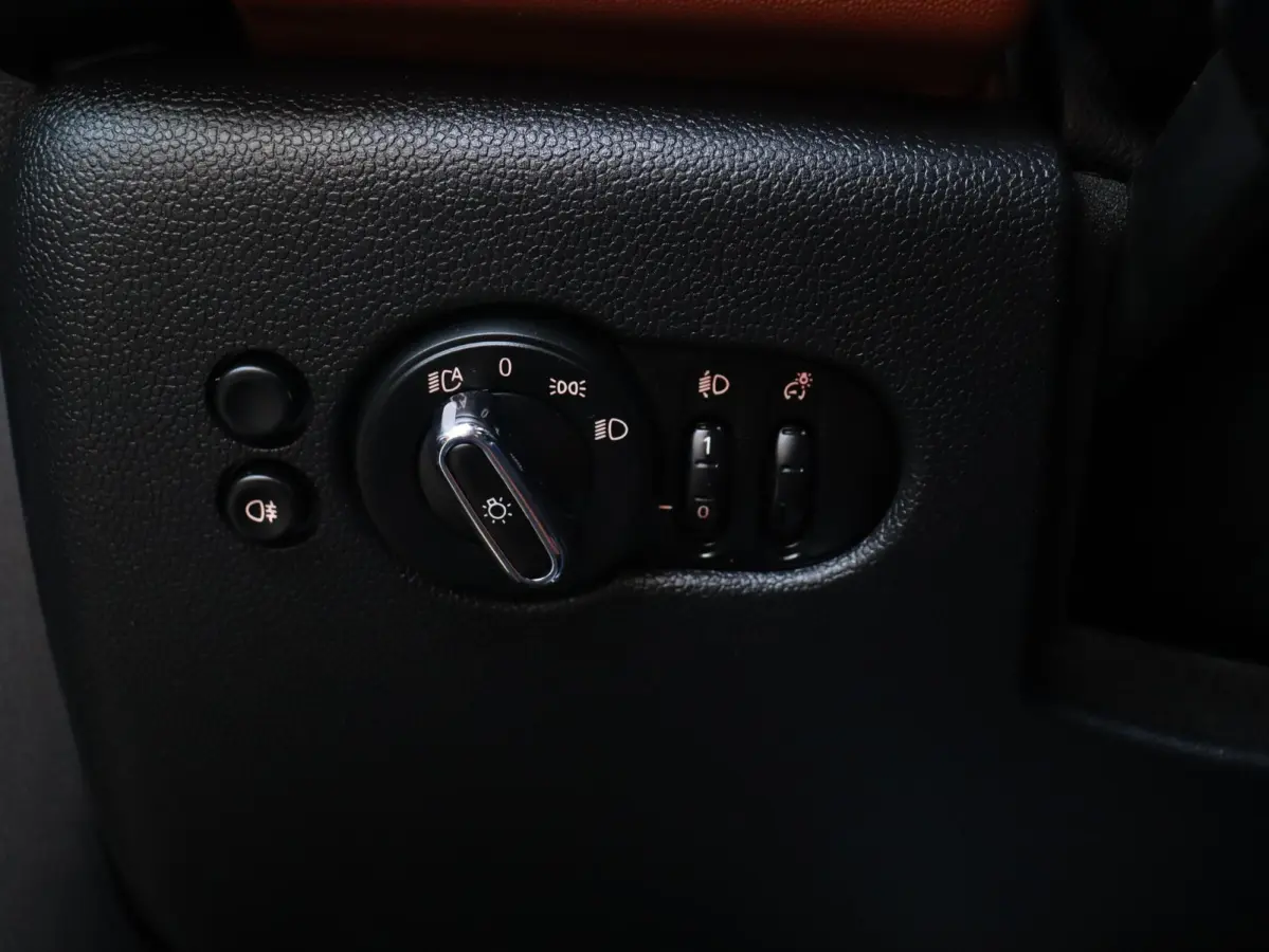 Cooper | Camden Edition + Panodak + Apple Carplay + Sportstoelen + Camera + Comfort Access + LED + Verwarmd Stuurwiel + 17'' LMV