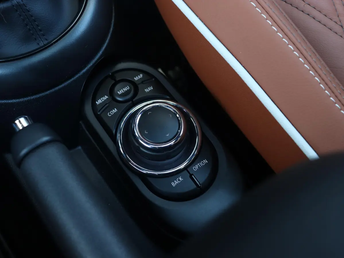 Cooper | Camden Edition + Panodak + Apple Carplay + Sportstoelen + Camera + Comfort Access + LED + Verwarmd Stuurwiel + 17'' LMV