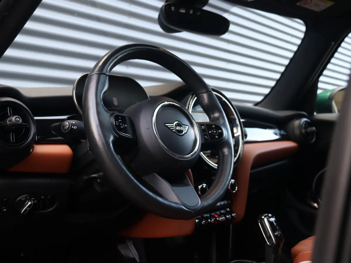 Cooper | Camden Edition + Panodak + Apple Carplay + Sportstoelen + Camera + Comfort Access + LED + Verwarmd Stuurwiel + 17'' LMV