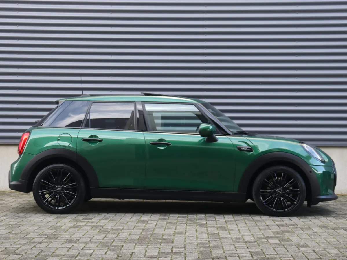 Cooper | Camden Edition + Panodak + Apple Carplay + Sportstoelen + Camera + Comfort Access + LED + Verwarmd Stuurwiel + 17'' LMV