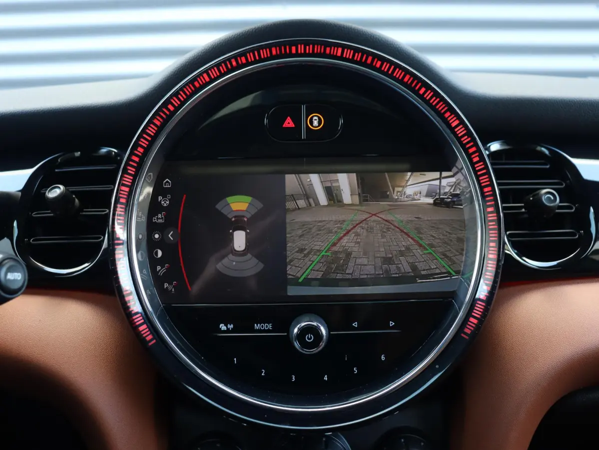 Cooper | Camden Edition + Panodak + Apple Carplay + Sportstoelen + Camera + Comfort Access + LED + Verwarmd Stuurwiel + 17'' LMV