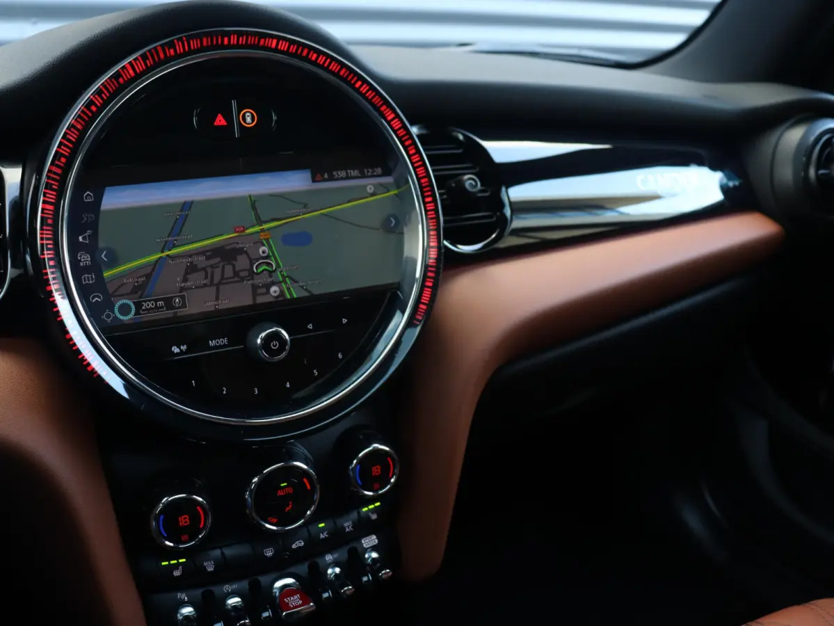 Cooper | Camden Edition + Panodak + Apple Carplay + Sportstoelen + Camera + Comfort Access + LED + Verwarmd Stuurwiel + 17'' LMV