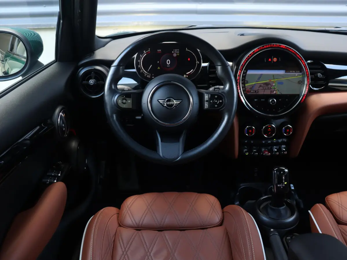 Cooper | Camden Edition + Panodak + Apple Carplay + Sportstoelen + Camera + Comfort Access + LED + Verwarmd Stuurwiel + 17'' LMV